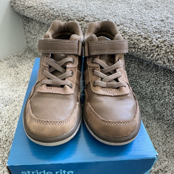 Stride Rite Leather Ryker High top Sneaker in Greige with Box - Picture 5 of 9